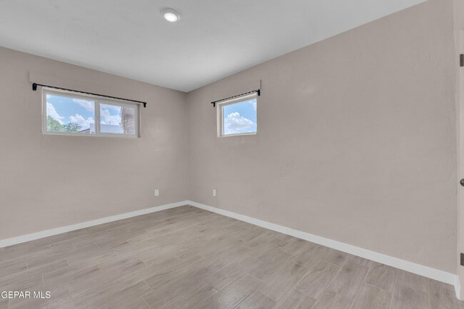 Building Photo - 8931 Robert Dr