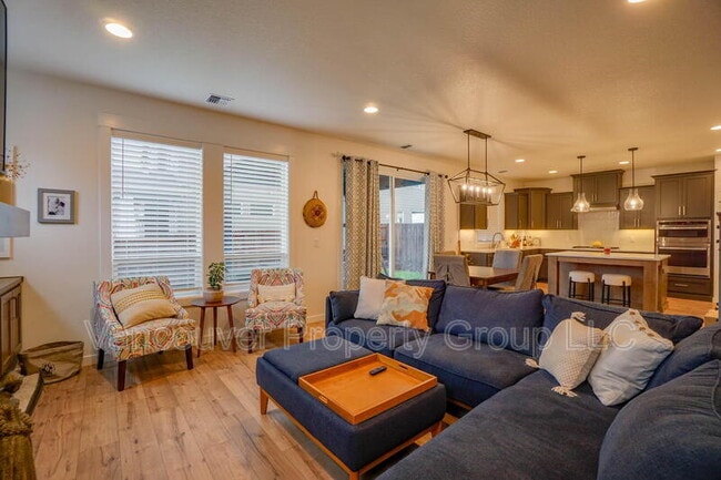 Building Photo - 737 SE 38th St