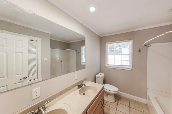 Building Photo - Beautiful 3 Bedroom Home!