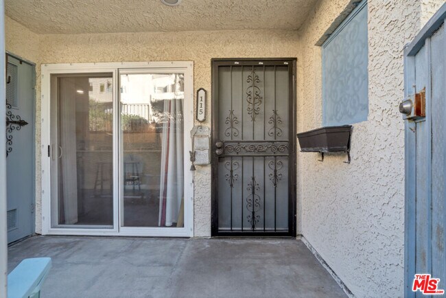 Building Photo - 18209 Sierra Hwy