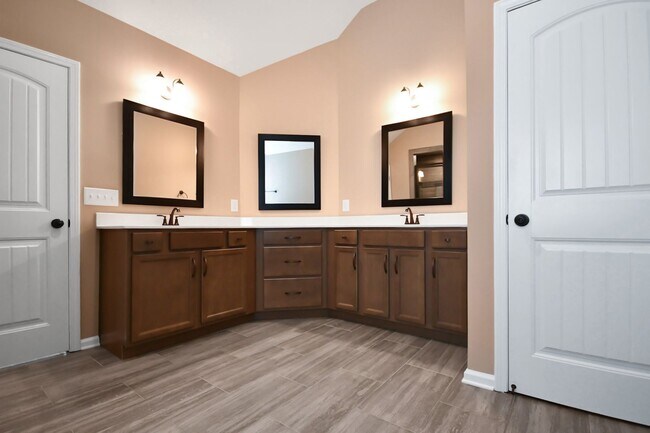 Building Photo - Pet Friendly Four Bedroom!