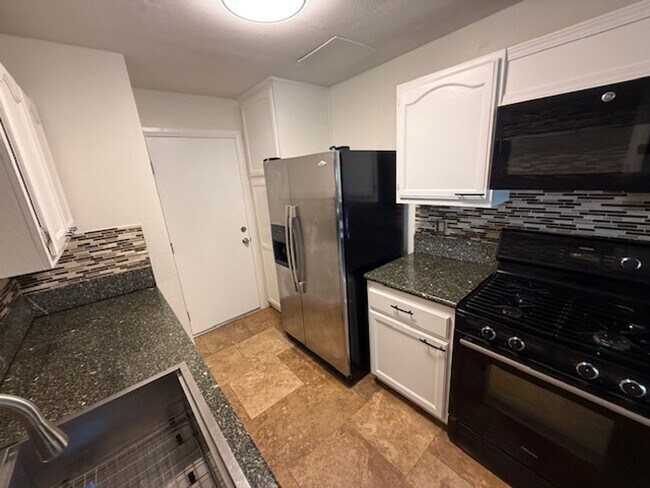 Building Photo - Upgraded 3-Bedroom Condo for Rent in Arleta!