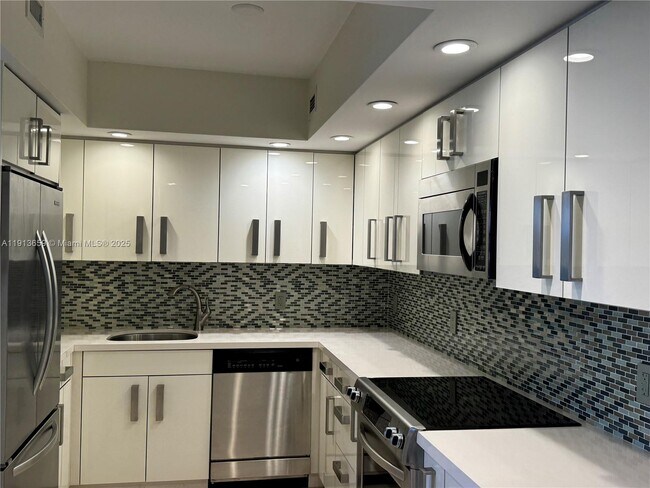 Building Photo - 5600 Collins Ave