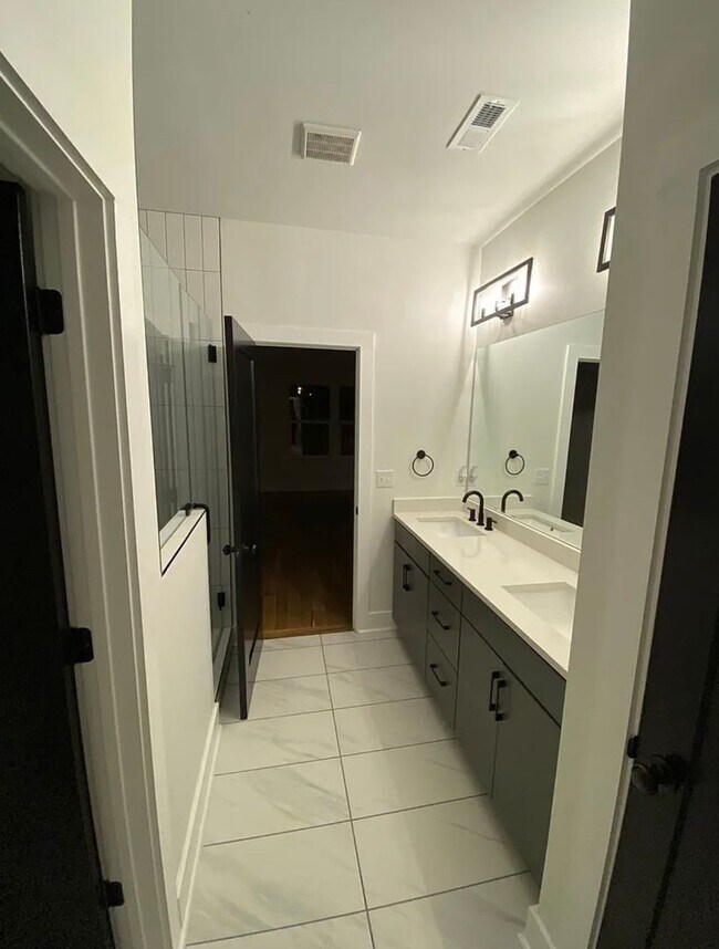 Building Photo - Modern 4-Bedroom Home with Stylish Finishe...