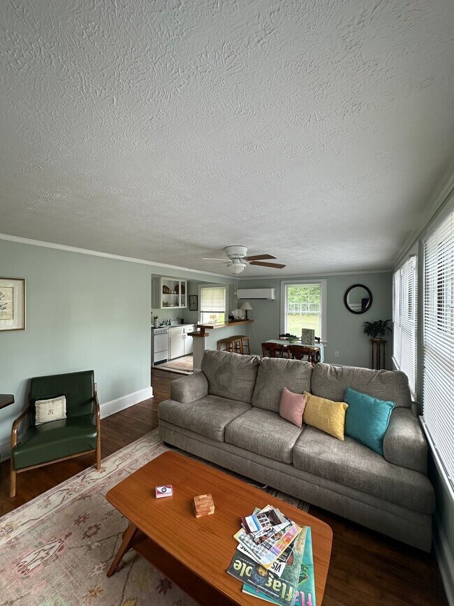 Building Photo - One Bedroom Garage Apartment in 5 Points!!