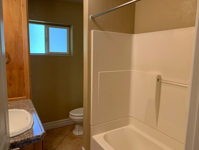 Building Photo - 5 bedroom 3 bathroom gorgeous house with v...