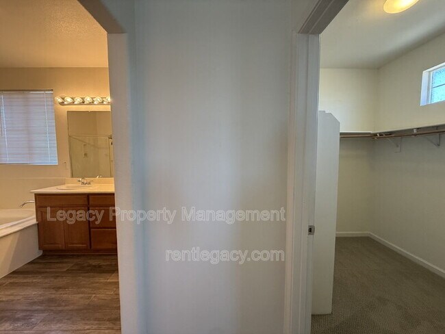 Building Photo - 1552 Bailey Dr