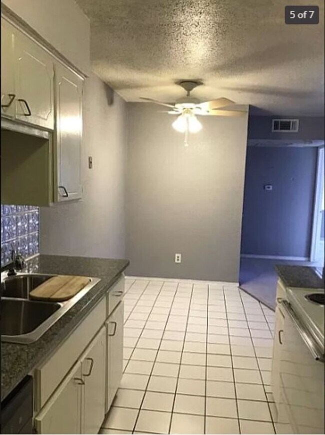 Building Photo - 1-bed, 1-bath apartment with washer and dryer provided