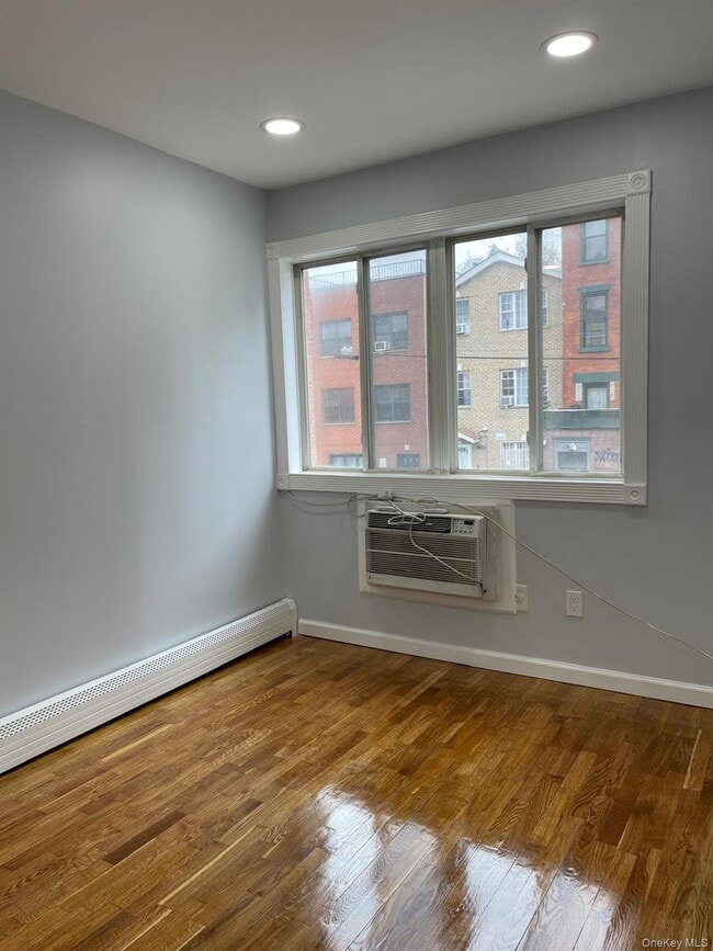 Building Photo - 987 Halsey St