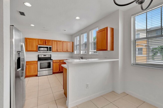 Building Photo - 4 BEDROOMS 3.5 BATHROOMS!! GATED COMMUNITY