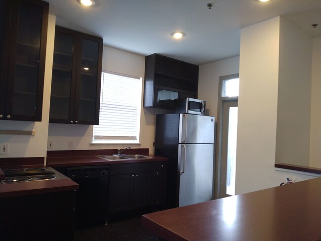Building Photo - Rarely available Thornton Park townhouse!