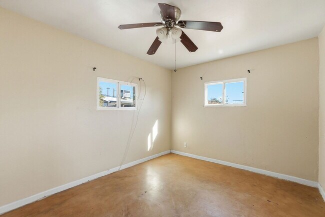 Building Photo - 3226 E Bermuda St