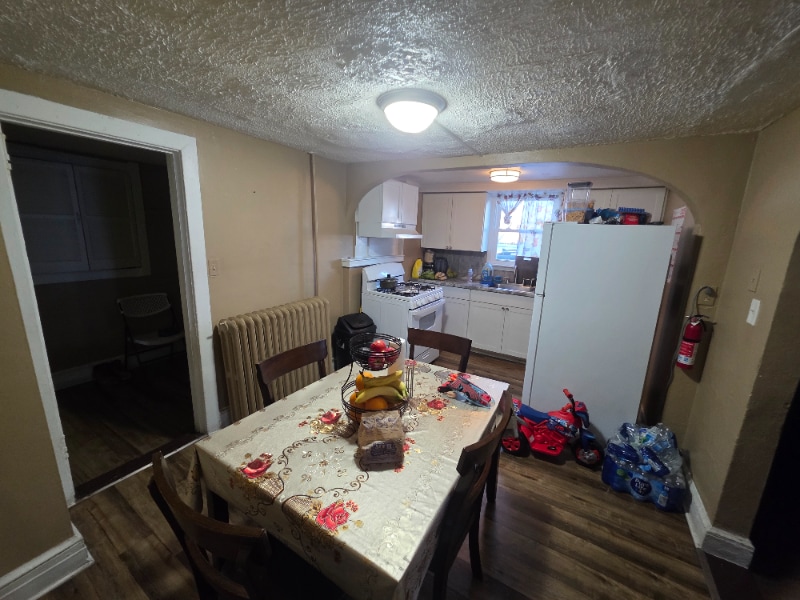 Building Photo - 328 W Peach St