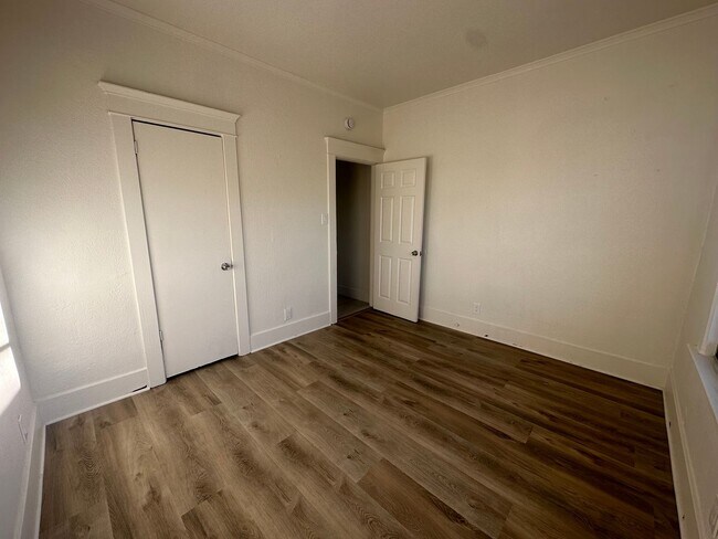 Building Photo - UPGRADED 4 BEDROOM NEAR DRAKE PARK!