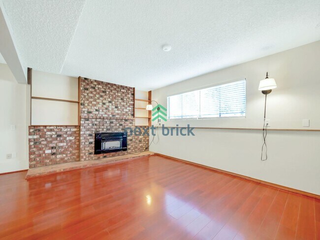Building Photo - 5 Bed and 3 Bath Single-family Home Availa...