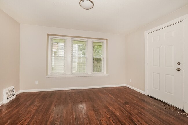 Building Photo - 128 Hollinger Ave