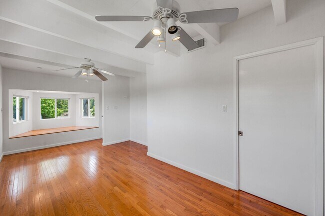 Building Photo - Private 2-Bedroom Fair Oaks Duplex with Gated Driveway & Garage!