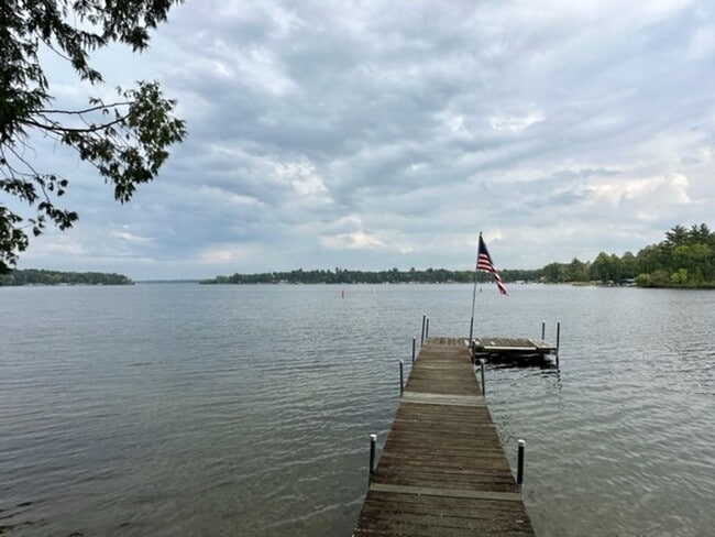Building Photo - 6 bedroom, 4.5 bath Whitefish chain, 12 mo...