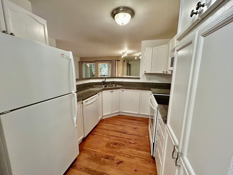 Building Photo - Great Location!