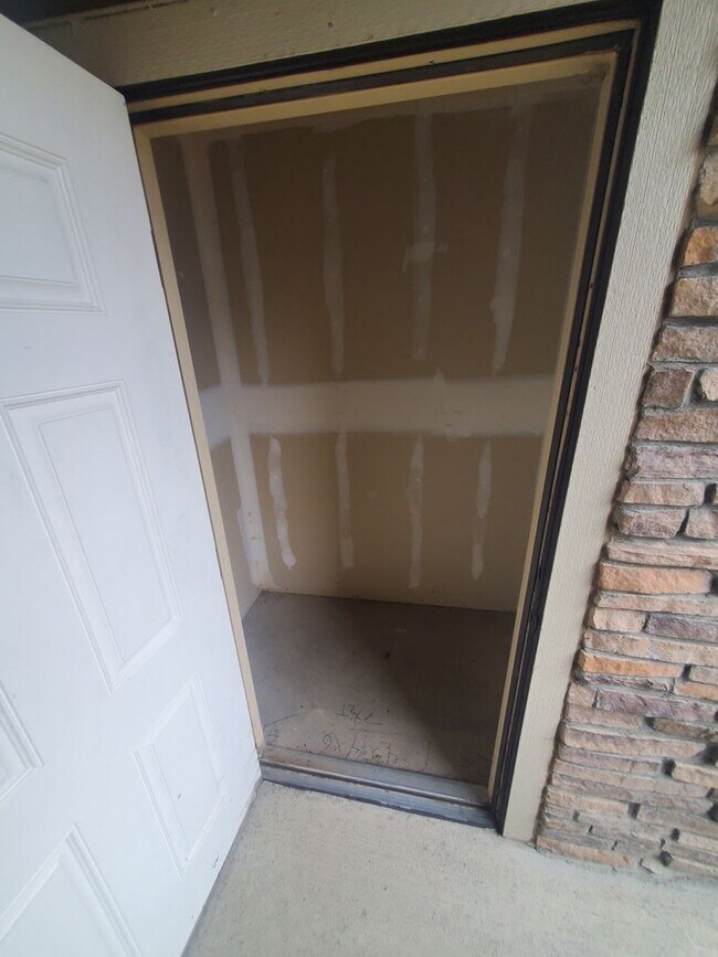 Building Photo - Spacious 2B/2B Main Level Condo With Garage NOW AVAILABLE