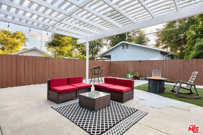 Building Photo - 8345 White Oak Ave