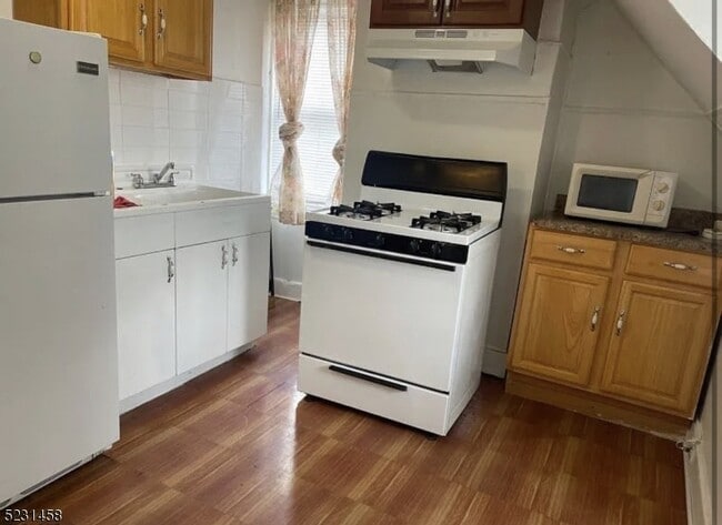 Building Photo - 11 Carteret St