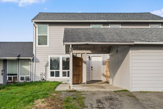 Building Photo - Cute 3 bed 2 bath town home