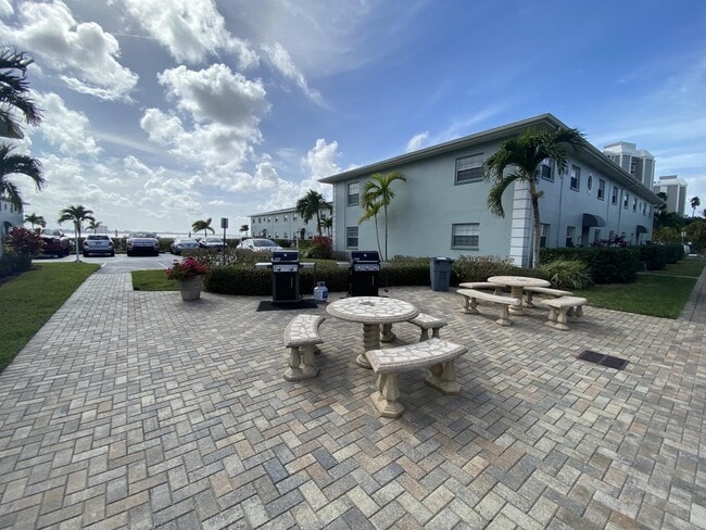 Building Photo - 3334 N Key Dr