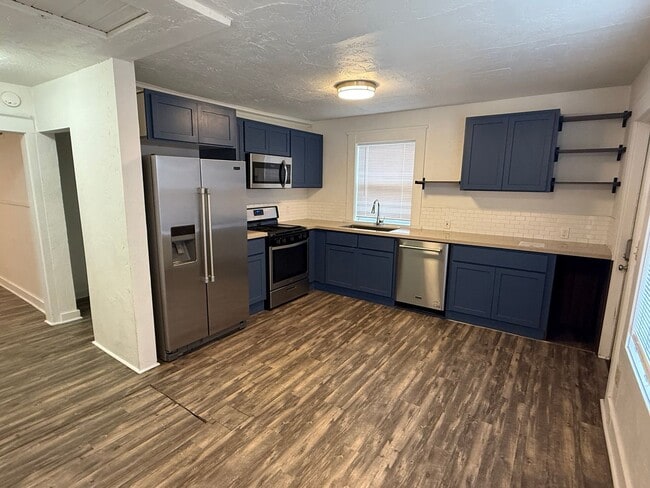 Building Photo - Downtown Bend Darling Cottage – Walk to Everything!