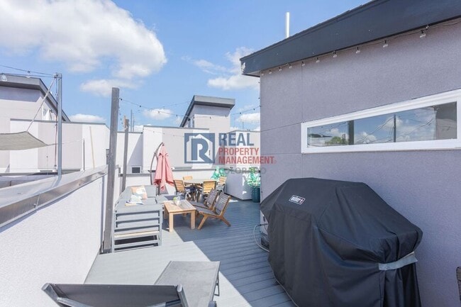 Building Photo - 1262 Yates St