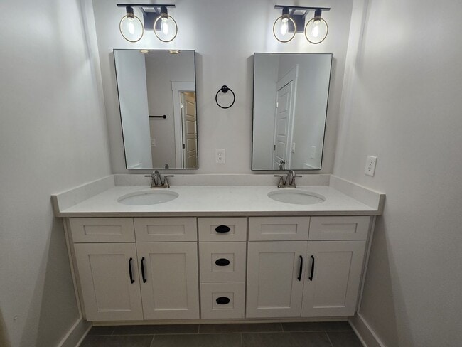 Building Photo - End Unit 3/3.5 Townhome w/ Community Pool!