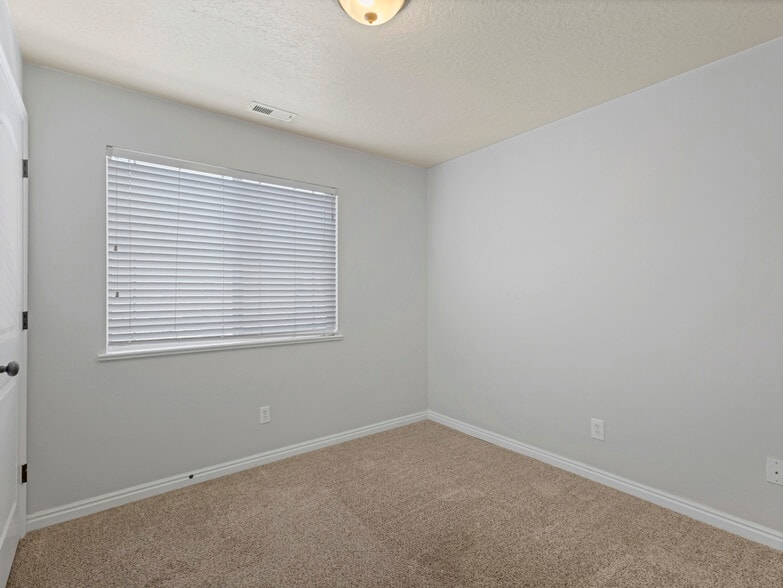 Building Photo - 943 W 580 S