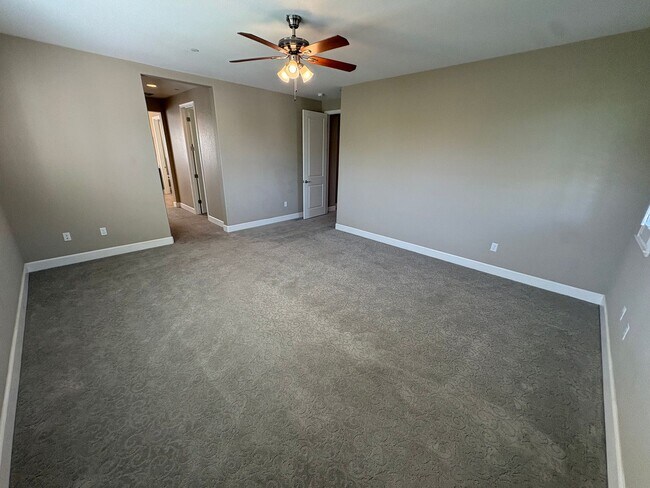 Building Photo - Spacious 4 Bed 3 Bath Tracy Home