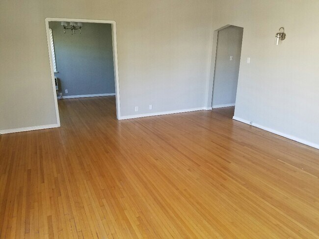 Building Photo - 839 N Alfred St