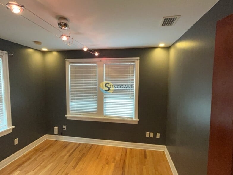 Building Photo - 353 W 68th St