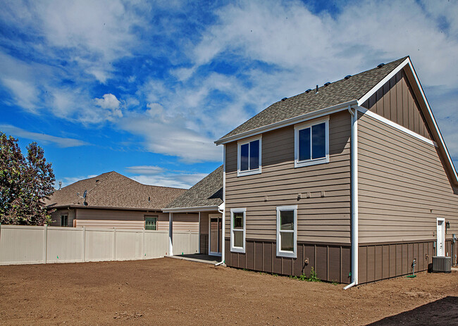 Building Photo - 4 Bedroom with Shop and View of the Mounta...
