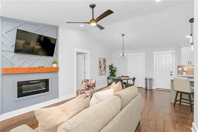 Building Photo - 1934 Pinedale Pl