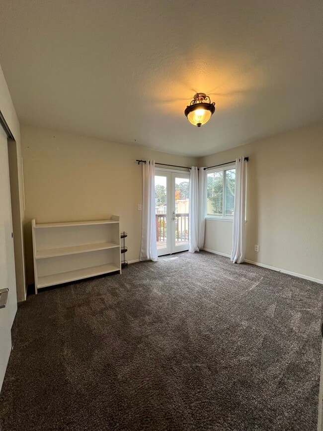 Building Photo - Short walk to the Beach / Available Now / Pets Welcome