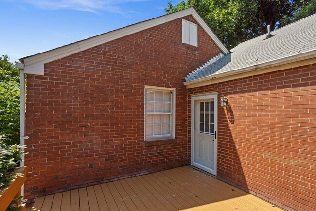 Building Photo - 1001 Horseshoe Dr