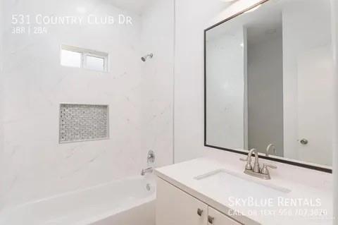 Building Photo - 531 Country Club Dr