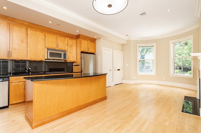 Primary Photo - 70 E Brookline St