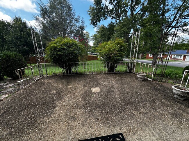 Building Photo - Partially furnished 3 bed/ 1.5 bath - Morristown, TN