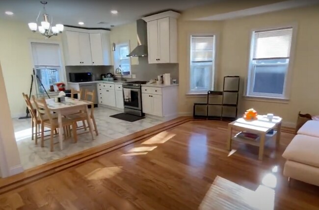 Building Photo - 624 Cambridge St