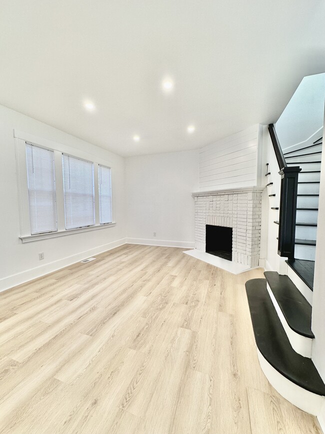 Building Photo - 23 Beecher Pl