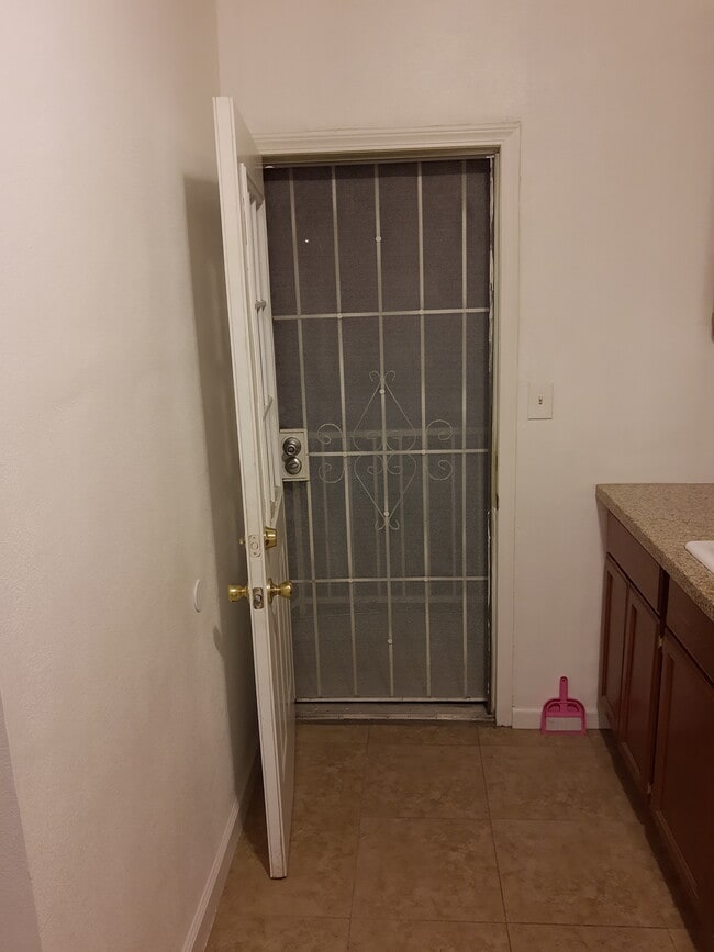 Building Photo - 941 E 52nd Pl