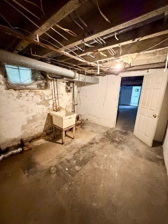 Building Photo - Available Now - Pet-Friendly 3-Bedroom Home in West Parkside