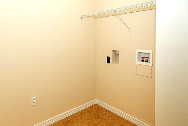 Building Photo - "Spacious 3-Bedroom Townhouse with 2.5 Baths in Prime Fort Walton Beach Location!"