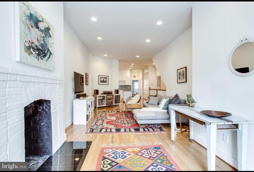 Entry - 1924 1st St NW