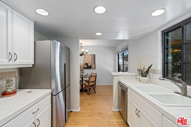 Building Photo - 102 N Sweetzer Ave