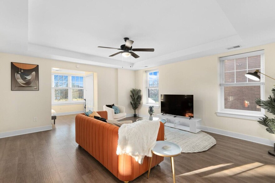 Primary Photo - 457 E Kirby St